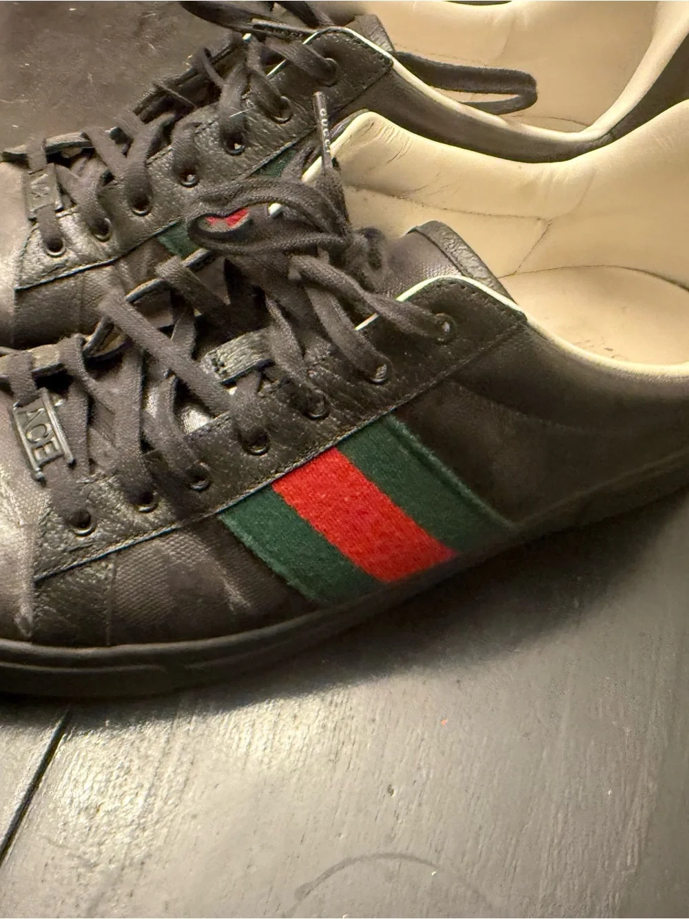 Gucci Black Leather Low-Top Sneakers with Green & Red Stripe